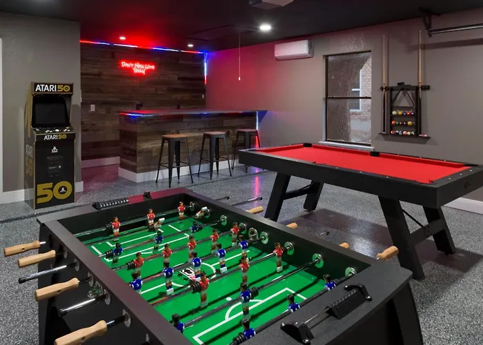 Hot Tub, Game Room, Fire Pit Holiday home *
